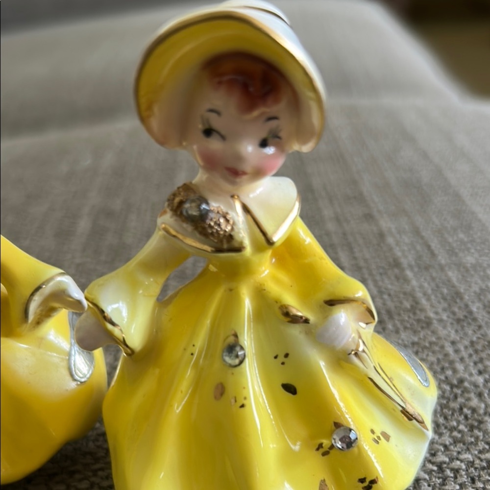 Charming Yellow Ceramic Figurines salt and pepper shakers. Vintage. Golden girls - Picture 2 of 8